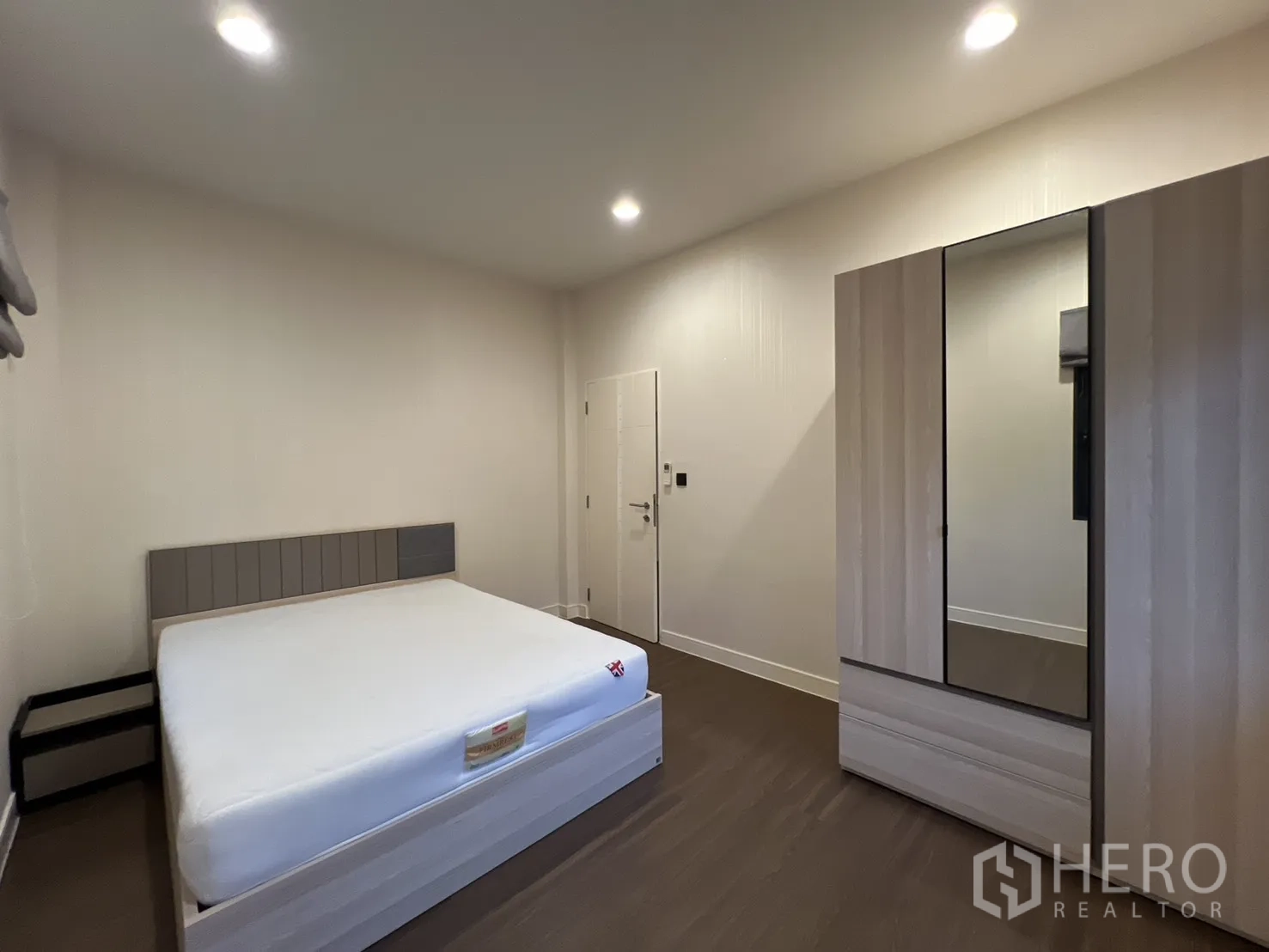 บ้าน ให้เช่าหรือขายในBang Kapi, Bangkok - ห้องนอนมุมบ้านมีหน้าต่างสองบานและม่านพับ