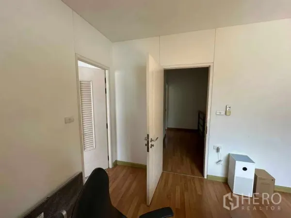 สำนักงานที่บ้าน ให้เช่าในChatuchak, Bangkok - ห้องภายในขนาดกะทัดรัด พื้นไม้ ผนังสีขาว และประตูเปิดสู่โถงทางเดิน