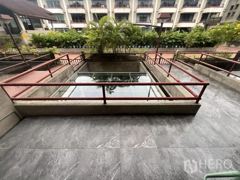 ทาวน์เฮาส์ ให้เช่าหรือขายในSuan Luang, Bangkok - เทอเรซชั้นล่างหันสู่สวนจัดแต่งและสระน้ำสะท้อน