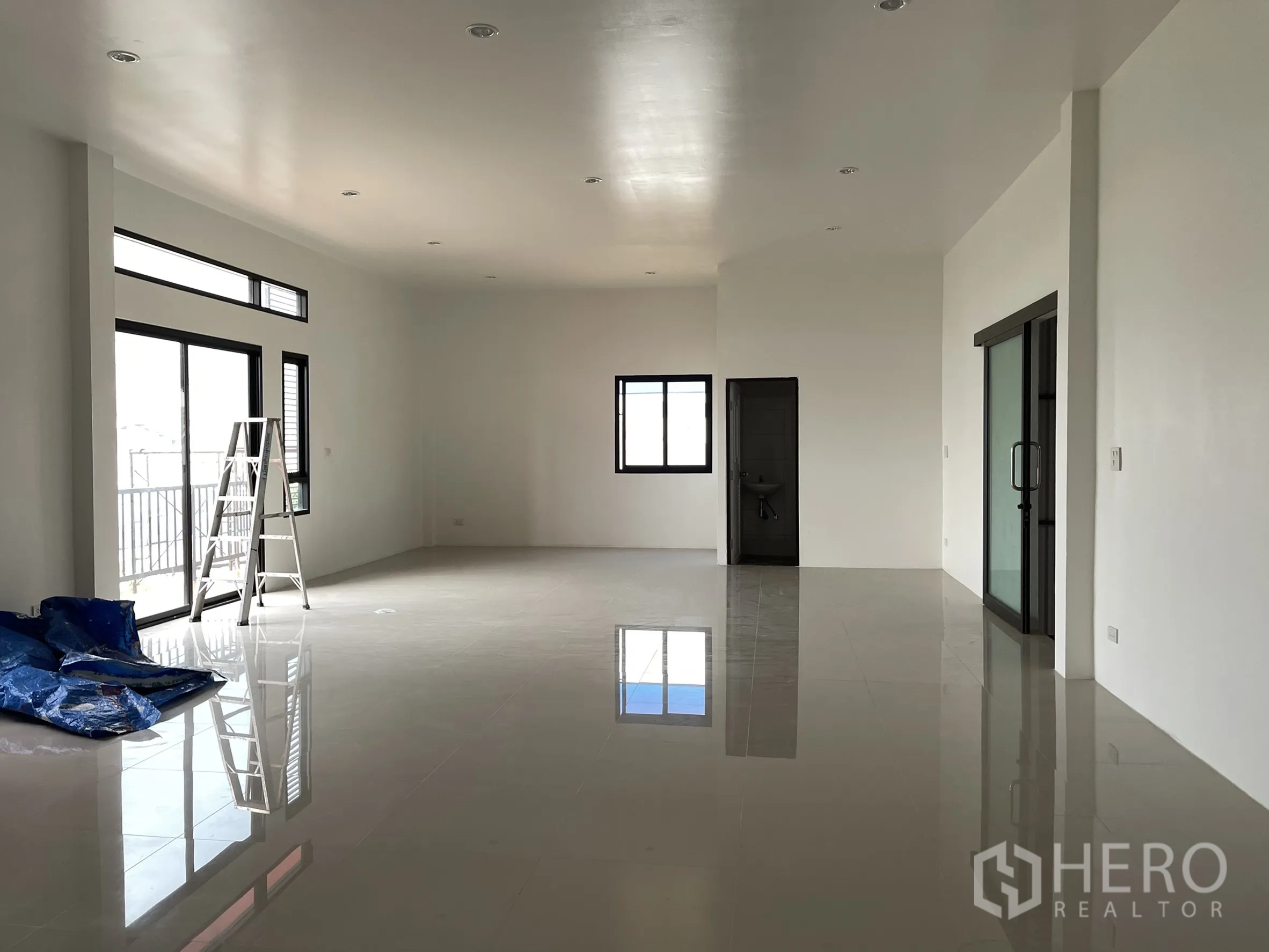 โรงงาน ให้เช่าหรือขายในLam Luk Ka, Pathum Thani - ออฟฟิศชั้นบน มีประตูระเบียง ไฟฝังฝ้า และผนังกระจก