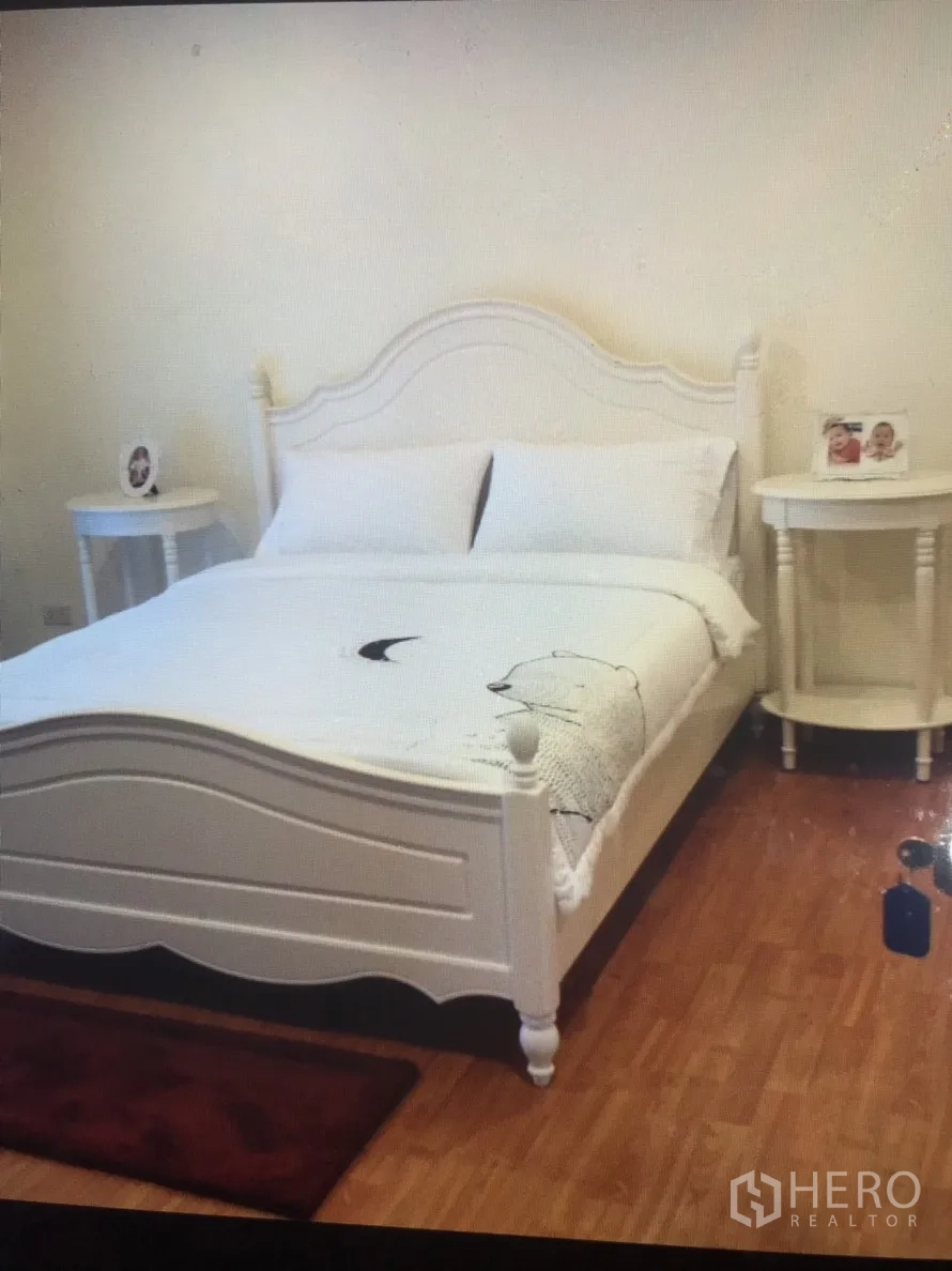 公寓 出租在Bang Rak, Bangkok - 明亮卧室，白色木床与成对床头柜，木地板温馨舒适。