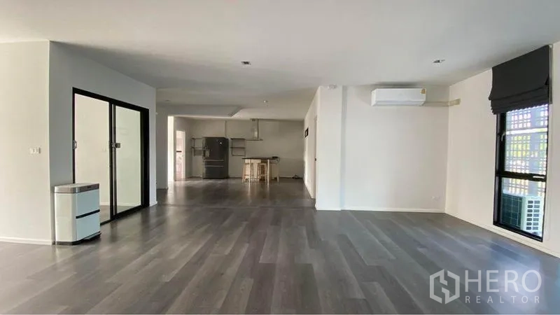 零售空间 出售在Bang Na, Bangkok - 开阔区域，配空调、玻璃会议室与后方茶水间。