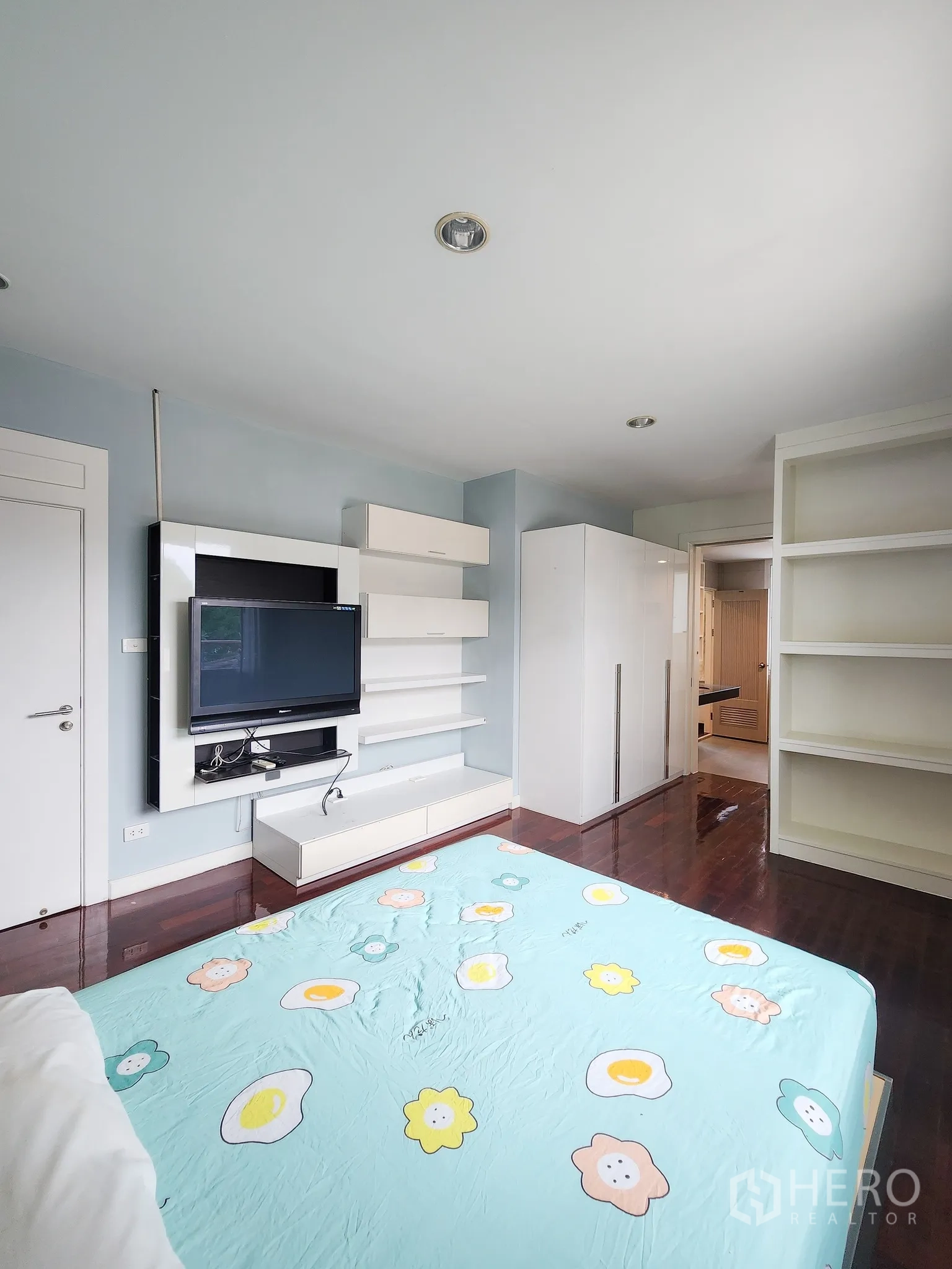 独立式住宅 出租在Bang Kapi, Bangkok - 现代卫浴，台上盆、玻璃淋浴间与中性色墙砖。