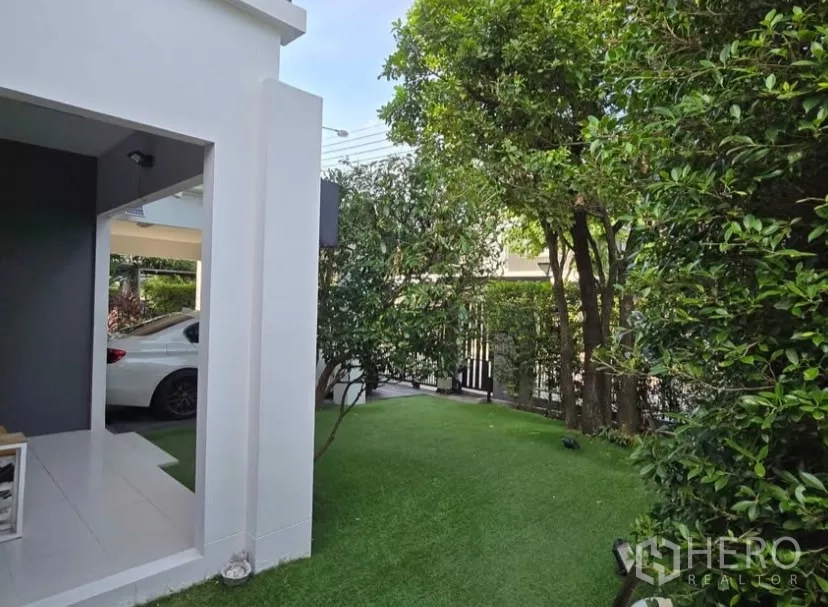 独立式住宅 出租在Bang Phli, Samut Prakan - 侧院人工草坪，乔木与绿篱环绕
