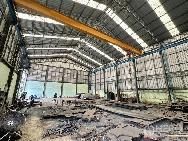 คลังสินค้า ขายในBang Bon, Bangkok - ภายในโกดังเพดานสูง มีช่องแสงหลังคาและเครนเหนือศีรษะ