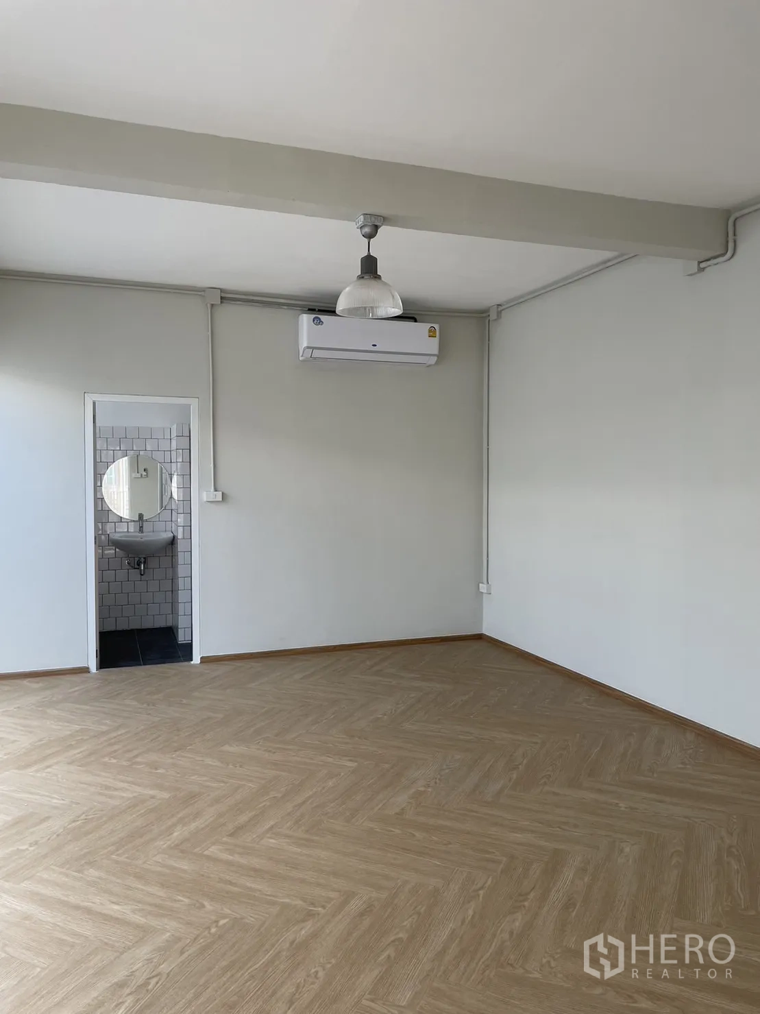 บ้าน ให้เช่าหรือขายในDin Daeng, Bangkok - ห้องนอนติดแอร์ มีทางเข้าห้องน้ำ พื้นไม้ลายก้างปลา