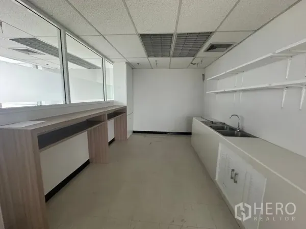 สำนักงาน ให้เช่า - มุมมองอีกด้านของครัวแพนทรี พร้อมอ่างล้างจานคู่ เคาน์เตอร์ยาว และชั้นวางผนัง