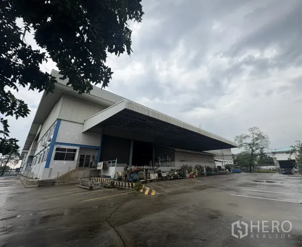 โรงงาน ให้เช่าในKhlong Toei, Bangkok - ด้านข้างอาคารคลังสินค้าพร้อมชายคาโหลดลึกและลานกว้าง