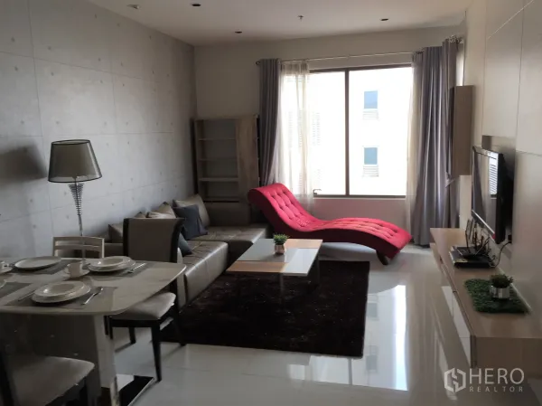 คอนโด ให้เช่าหรือขายในKhlong Toei, Bangkok - โซนรับแขกและทานอาหารแบบเปิดโล่ง พร้อมชั้นวางทีวี โต๊ะกลาง และหน้าต่างบานใหญ่