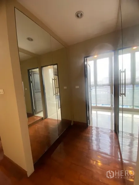 公寓 出租或出售在Watthana, Bangkok - 更衣走道配到顶镜面衣柜与通往阳台的玻璃门