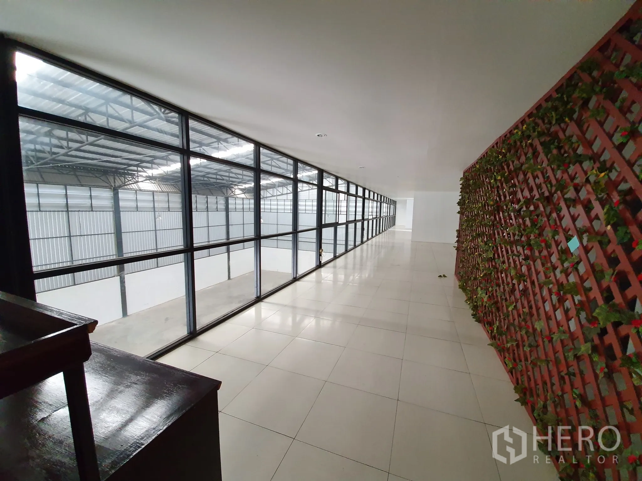 货栈 出租在Bang Khen, Bangkok - 楼上走廊，整面落地窗俯瞰仓库。