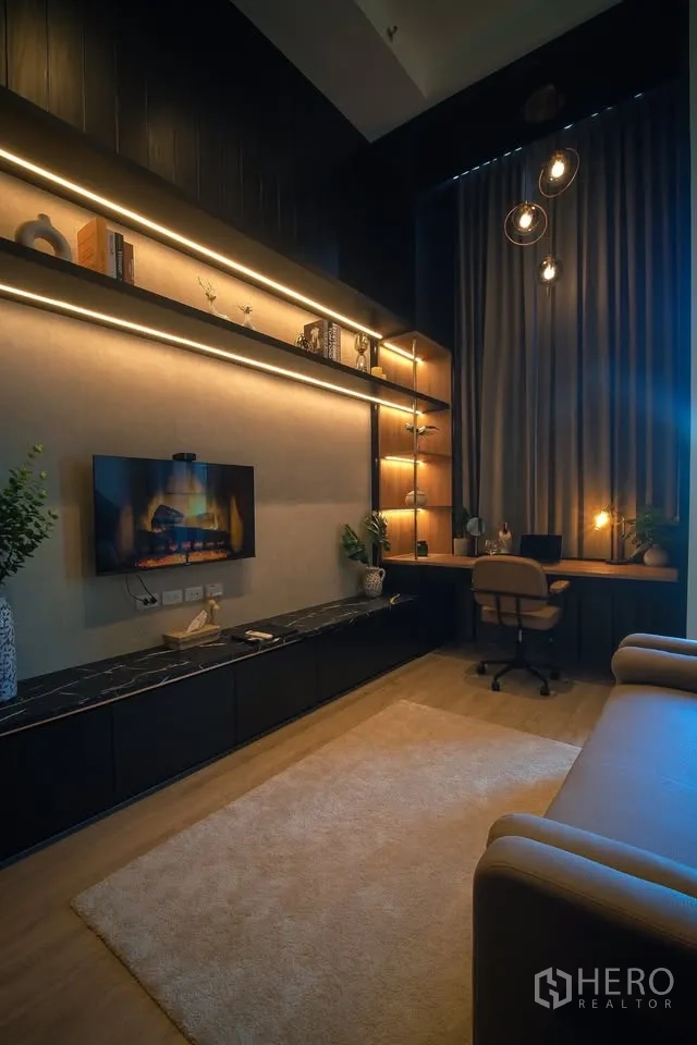 คอนโด for rent in Huai Khwang, Bangkok - มุมนั่งเล่นอบอุ่นด้วยชั้นวางบิลท์อิน ทีวีติดผนัง โต๊ะทำงาน และไฟแขวน