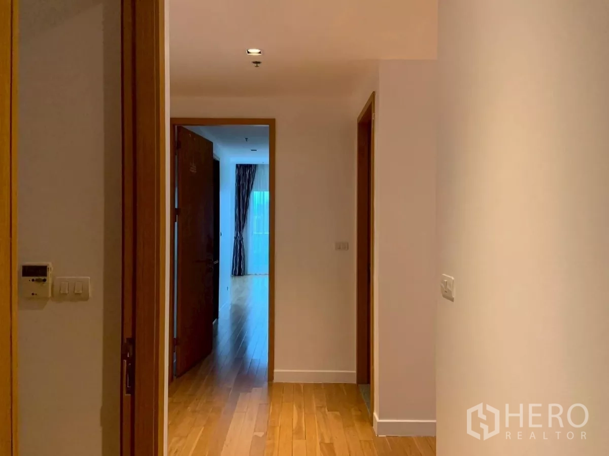 คอนโด ให้เช่าในKhlong Toei, Bangkok - ทางเดินไปยังห้องนอน ประตูไม้และแสงธรรมชาติ