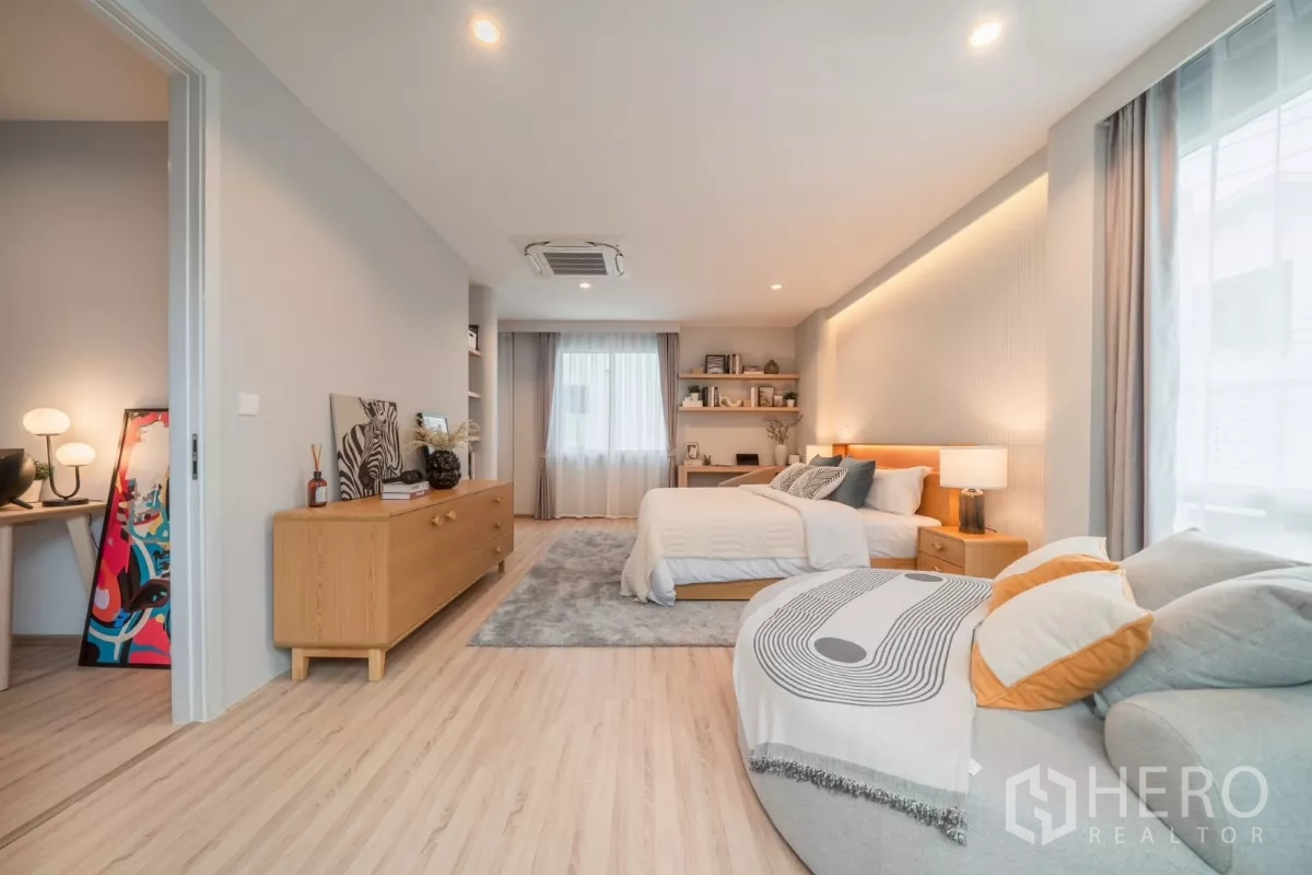 บ้าน ให้เช่าในSaphan Sung, Bangkok - ห้องนอนมาสเตอร์กว้าง เตียงคิง โซนนั่งเล่น บิลท์อิน และหน้าต่างบานใหญ่