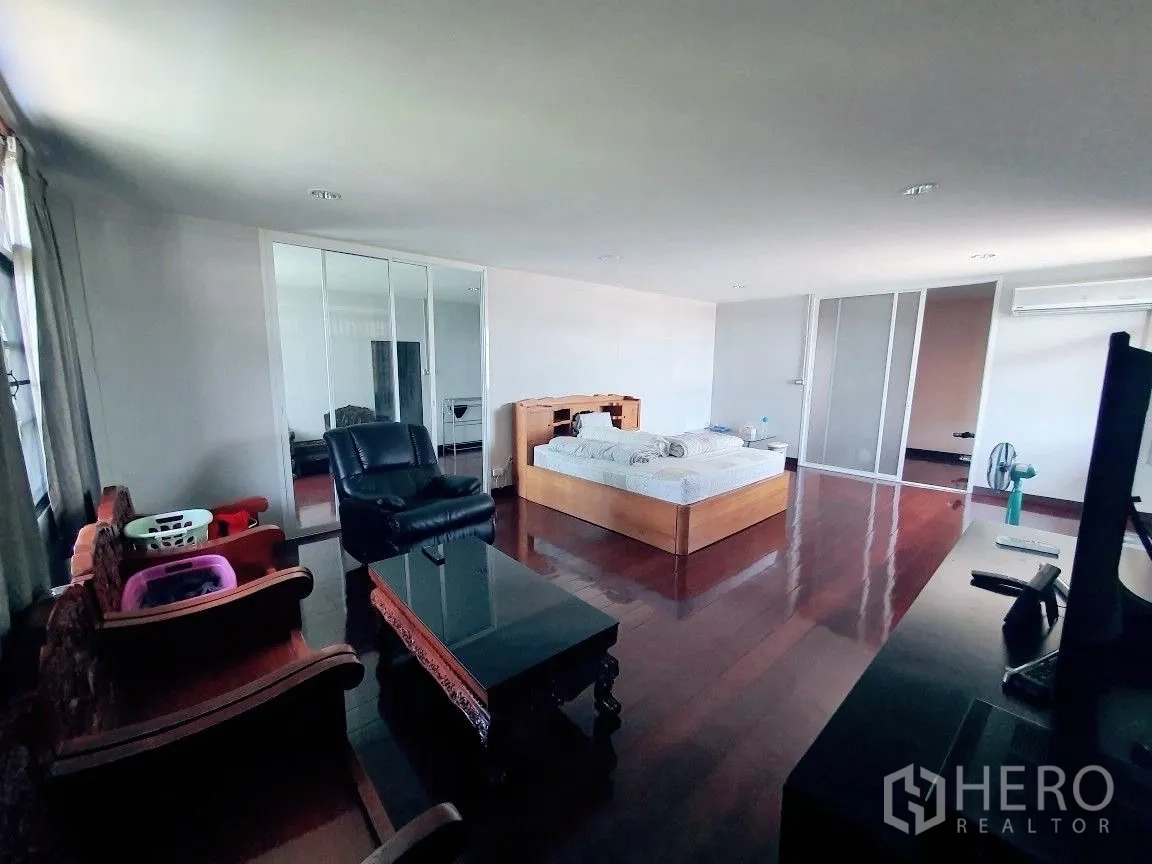 货栈 出租在Lam Luk Ka, Pathum Thani - 园区宿舍的大卧室，配床、沙发与衣柜