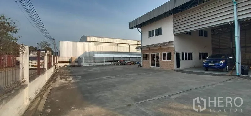 货栈 出租在Khlong Luang, Pathum Thani - 宽阔混凝土院场与连接的两层办公室，适合卡车停放。