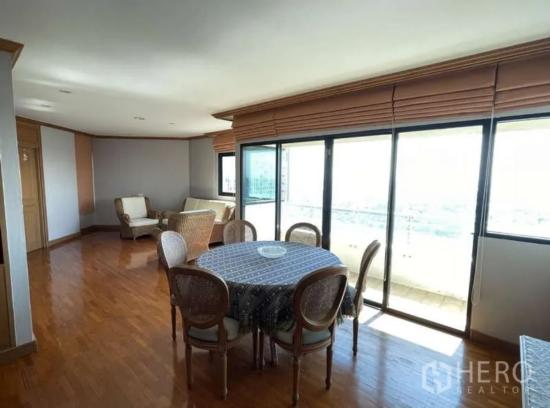 คอนโด ให้เช่า - มุมทานอาหารโต๊ะกลม ข้างประตูบานเลื่อนสูงจรดเพดานออกสู่ระเบียง