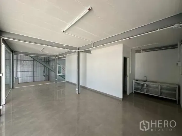 工厂 出租在Wang Noi, Phra Nakhon Si Ayutthaya - 明亮的办公室，地砖铺设，玻璃隔断，带小水槽，位于仓库内。