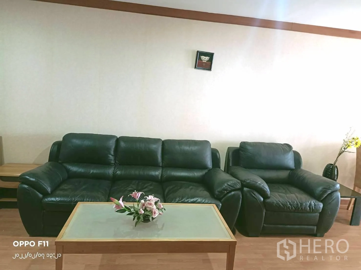 คอนโด ให้เช่าในKhlong Toei, Bangkok - โซฟาหนังพร้อมโต๊ะกลางกระจกในห้องนั่งเล่นโทนอบอุ่น