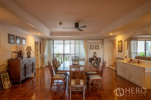 คอนโด ให้เช่าในKhlong Toei, Bangkok - ห้องรับประทานอาหารกว้าง พื้นปาร์เกต์ พัดลมเพดาน หน้าต่างบานใหญ่ พร้อมเฟอร์นิเจอร์ไม้สไตล์คลาสสิก