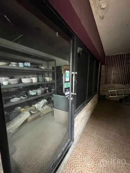 พื้นที่ขายปลีก ให้เช่าในWatthana, Bangkok - ประตูกระจกภายในพร้อมชั้นวางของ พื้นที่พร้อมปรับตกแต่ง