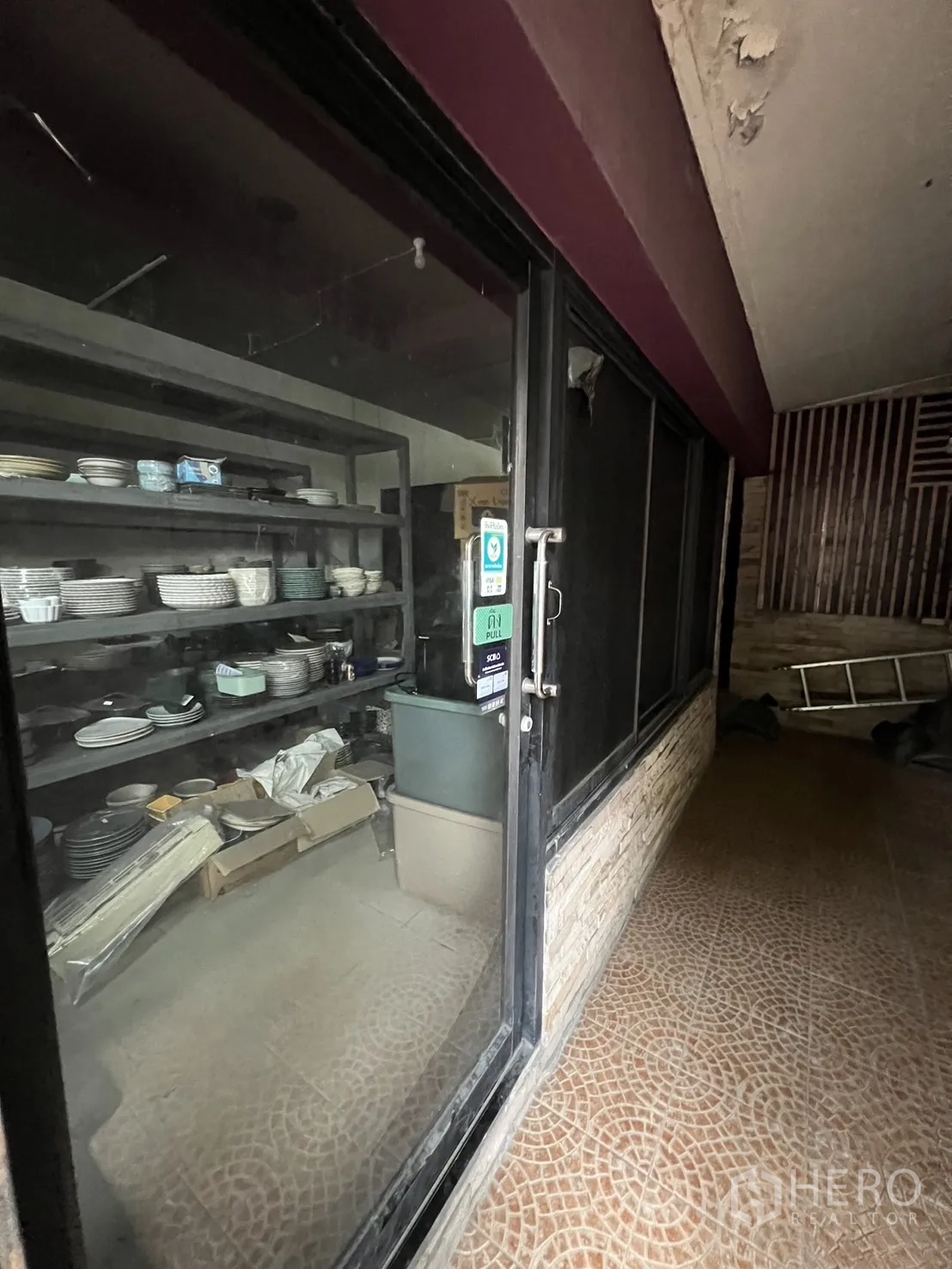 พื้นที่ขายปลีก ให้เช่าในWatthana, Bangkok - ประตูกระจกภายในพร้อมชั้นวางของ พื้นที่พร้อมปรับตกแต่ง