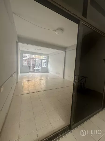 อาคารพาณิชย์ ให้เช่าในKhlong Toei, Bangkok - พื้นที่เปิดโล่งมองผ่านประตูกระจกบานเลื่อน พื้นกระเบื้อง.