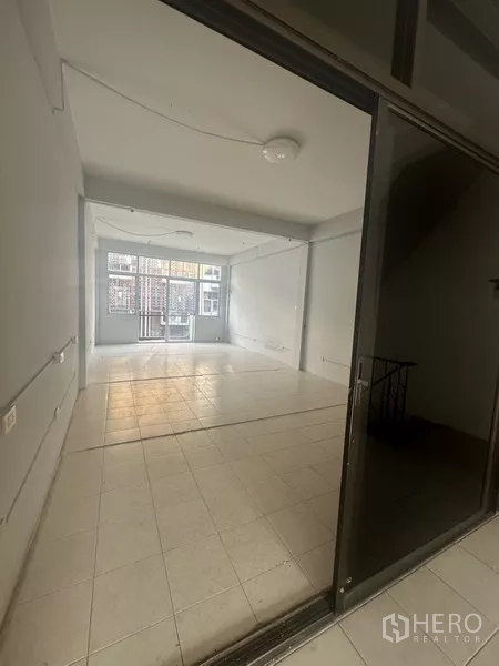 อาคารพาณิชย์ ให้เช่าในKhlong Toei, Bangkok - พื้นที่เปิดโล่งมองผ่านประตูกระจกบานเลื่อน พื้นกระเบื้อง.