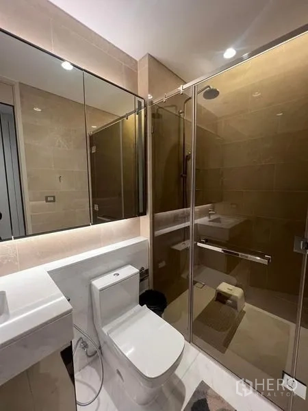 คอนโด ขาย - ห้องน้ำขนาดกะทัดรัดพร้อมตู้กระจกอาบน้ำและกระจกบานใหญ่