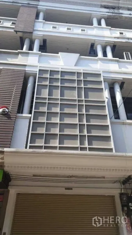 สำนักงานที่บ้าน ให้เช่าหรือขายในSuan Luang, Bangkok - ด้านหน้าอาคารทาวน์โฮมหลายชั้นพร้อมประตูม้วนชั้นล่างในกรุงเทพฯ