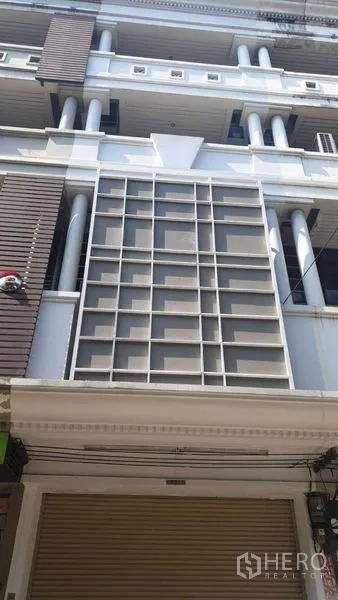 สำนักงานที่บ้าน ให้เช่าหรือขายในSuan Luang, Bangkok - ด้านหน้าอาคารทาวน์โฮมหลายชั้นพร้อมประตูม้วนชั้นล่างในกรุงเทพฯ