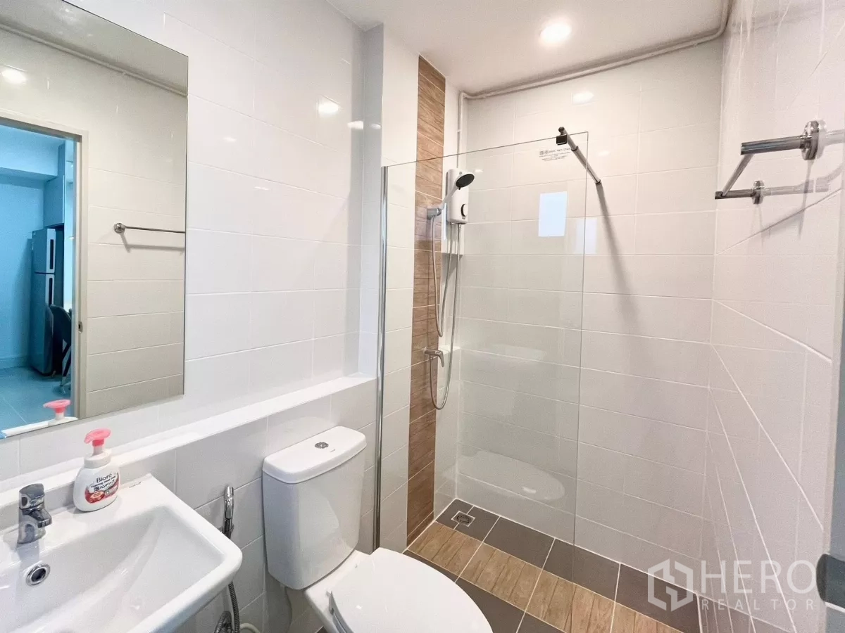 Townhouse for rent in Bang Phli, Samut Prakan - Second bathroom with walk-in glass shower, vanity, and toilet in neutral tones.