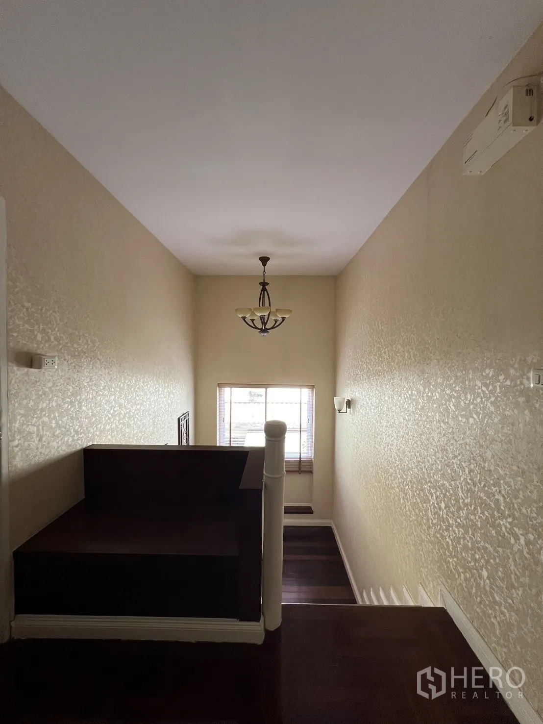 บ้าน ให้เช่าในLat Krabang, Bangkok - โถงบันไดและชานพัก โคมไฟระย้า ผนังลายเท็กซ์เจอร์