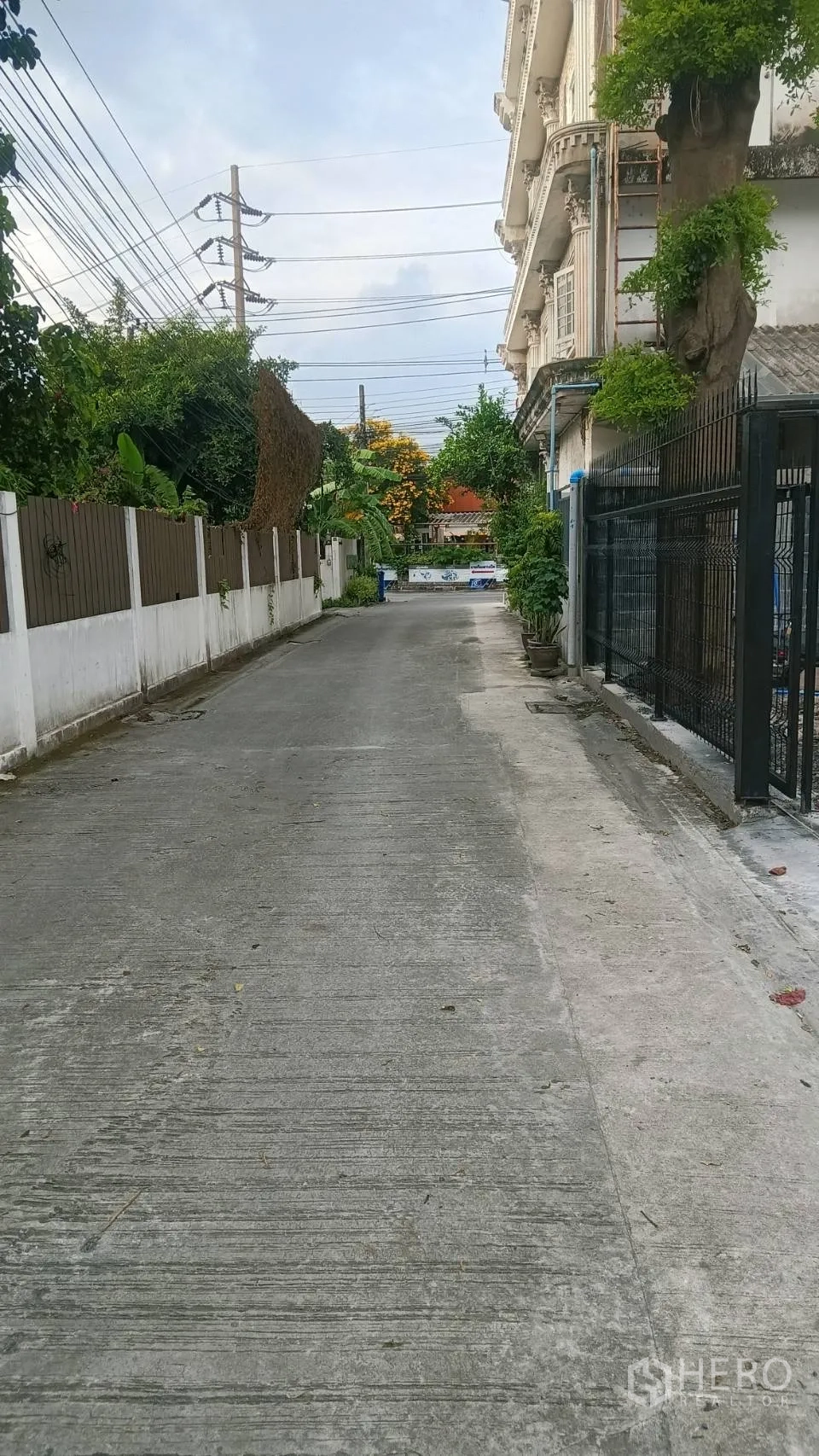 带办公室的家 出租在Wang Thonglang, Bangkok - 物业前安静小巷，两侧围墙与绿树