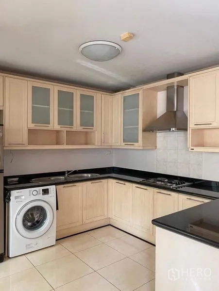 บ้าน ให้เช่าหรือขายในMin Buri, Bangkok - ครัวรูปตัวยู ตู้บิวท์อินโทนสว่าง ท็อปหินแกรนิต พร้อมฮูดดูดควันและเครื่องซักผ้า