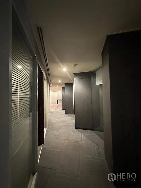 Office Space for rent in Watthana, Bangkok - Lobby-style reception space with curved counter and spotlights