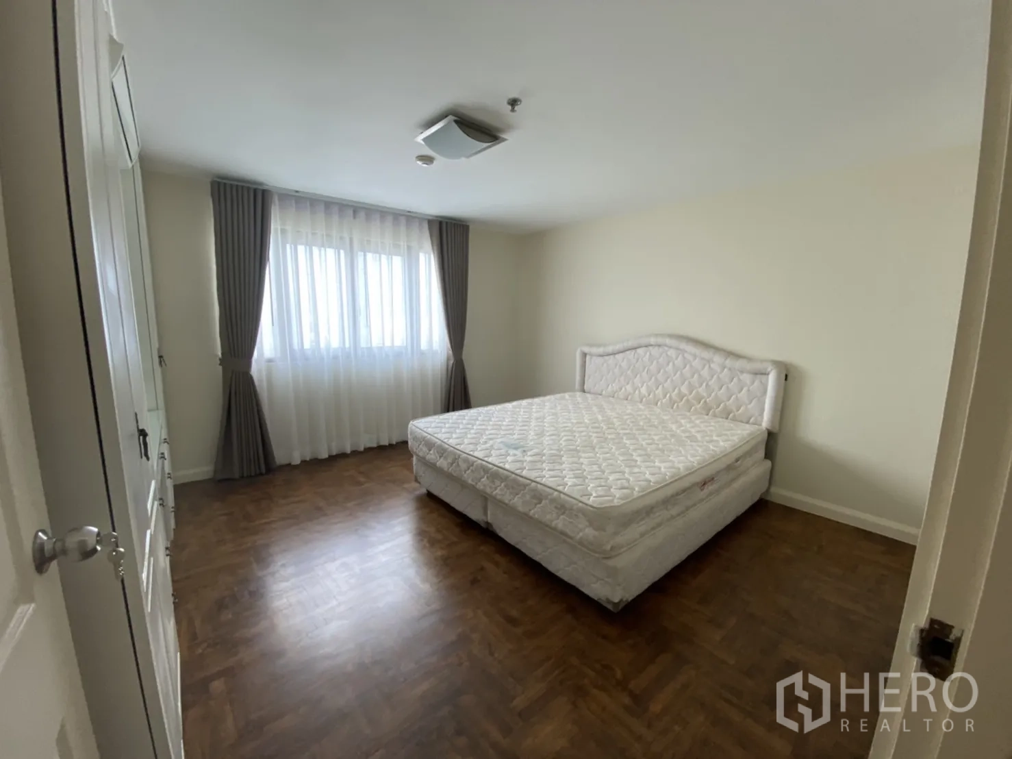 คอนโด ให้เช่าในWatthana, Bangkok - ห้องนอนใหญ่ หน้าต่างบานกว้าง ผ้าม่าน และเตียงพร้อมที่นอน