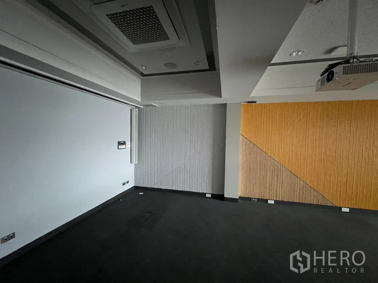 อาคารพาณิชย์ ให้เช่าในBang Rak, Bangkok - พื้นที่คอนเฟอเรนซ์ผนังซับเสียงและเครื่องปรับอากาศฝ้า