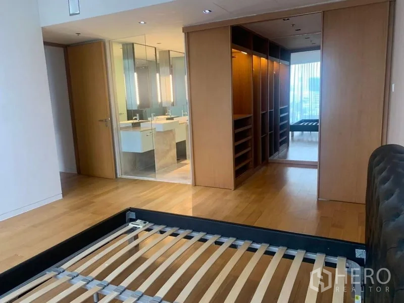 公寓 出售在Sathon, Bangkok - 主卧带步入式衣帽间与玻璃墙套间浴室