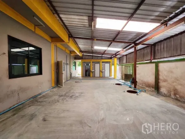 货栈 出租在Lat Krabang, Bangkok - 带顶棚的服务区，黄色梁架、窗户与通道