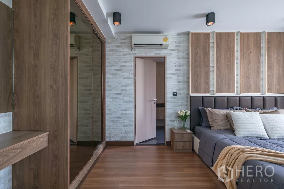 คอนโด ให้เช่าหรือขายในPhra Khanong, Bangkok - ห้องนอนหลักผนังหน้าต่างยาว พร้อมตู้ล่างยาวและต้นไม้กระถาง