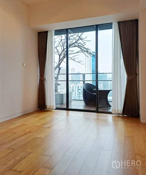 คอนโด ให้เช่าในSathon, Bangkok - ห้องเปิดออกสู่ระเบียงผ่านประตูกระจกบานเลื่อน มองเห็นวิวสกายไลน์