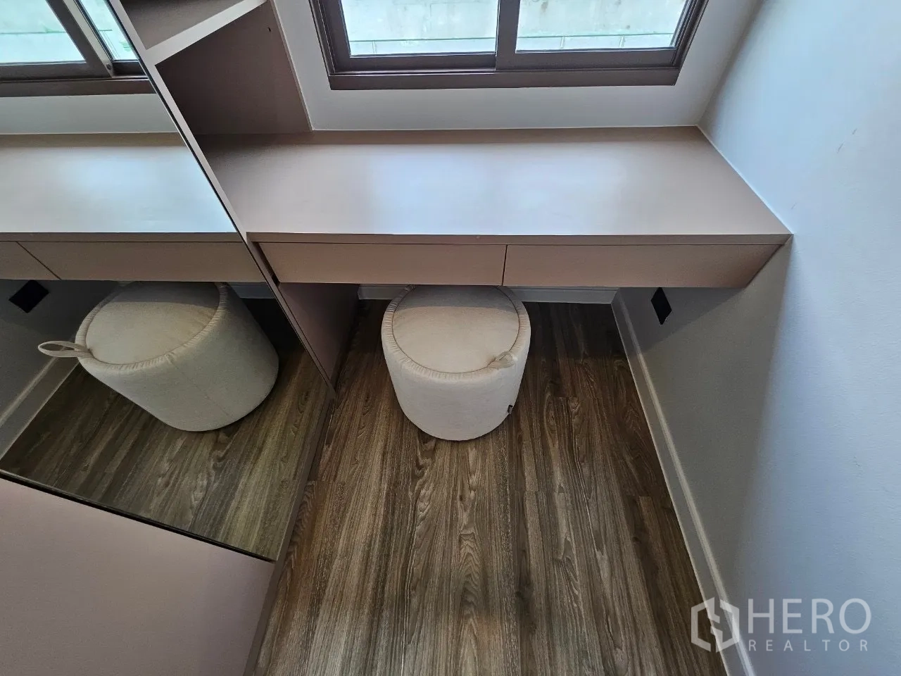 บ้าน ให้เช่าในBang Kapi, Bangkok - โต๊ะเครื่องแป้งบิวท์อินติดหน้าต่างพร้อมสตูลกลมและกระจก