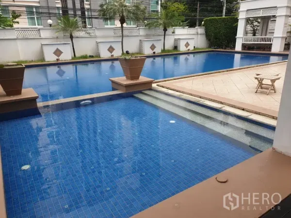 Condominium for rent in Watthana, Bangkok - Condominium outdoor swimming pool with shallow step-in section and sun deck in Sukhumvit.