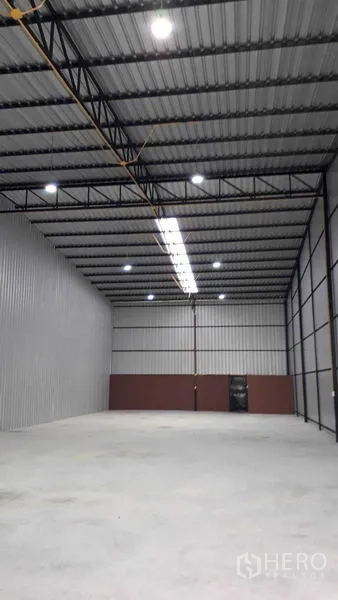 货栈 出租在Khlong Luang, Pathum Thani - 高挑钢结构仓库内部，LED照明与抛光混凝土地面，位于空銮巴吞他尼。