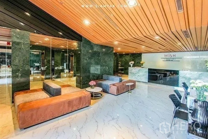 คอนโด for rent in Ratchathewi, Bangkok - ล็อบบี้หรูพื้นหินอ่อนพร้อมโซฟาสมัยใหม่และเคาน์เตอร์ต้อนรับ