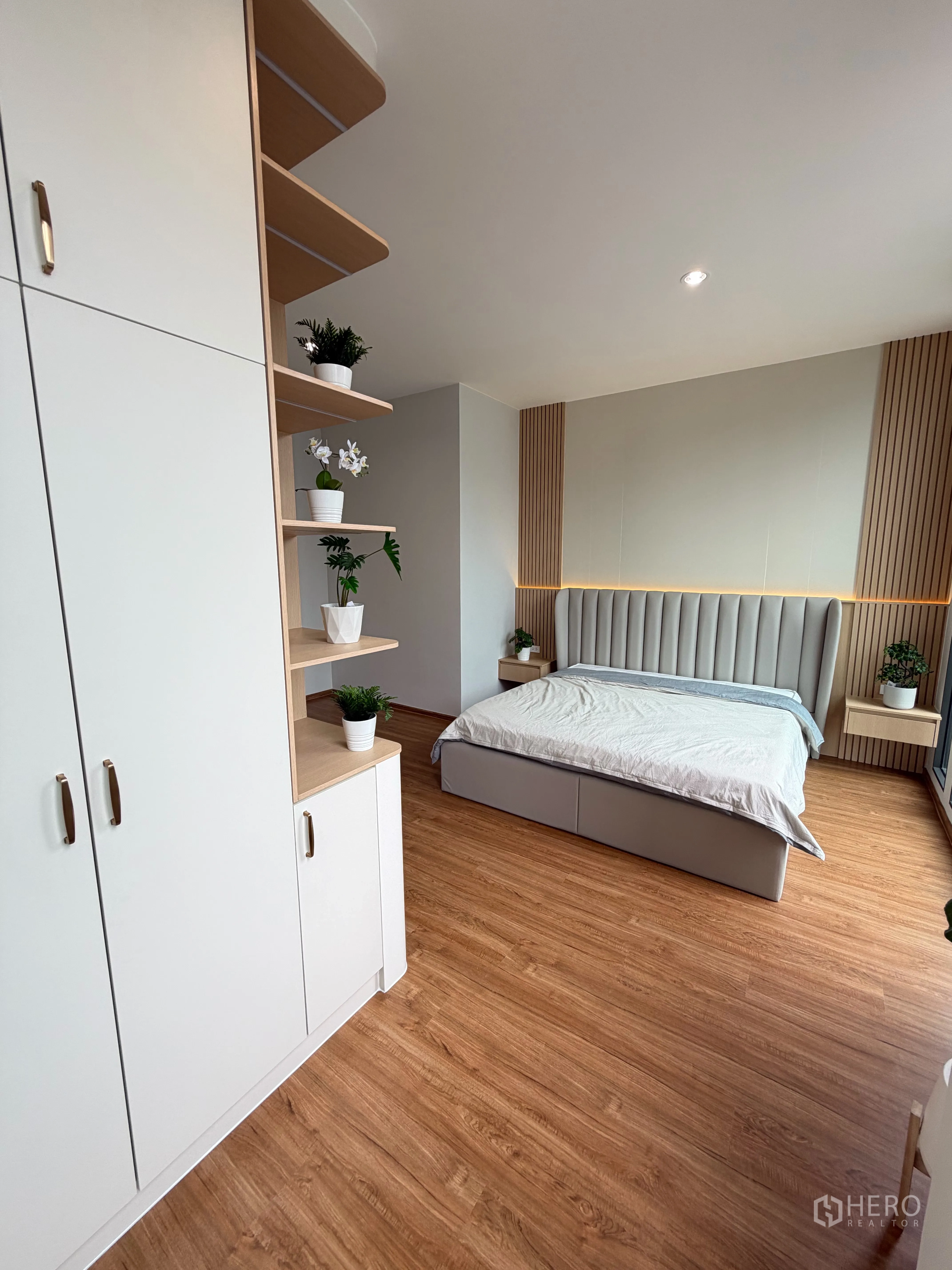 Townhouse for rent in Bang Phli, Samut Prakan - Spacious master bedroom with wood floors and built-in storage.