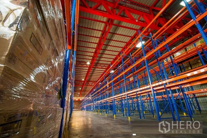 คลังสินค้า ให้เช่าในSamut Prakan - มุมข้างของชั้นวางหลายระดับ ข้างพาเลทสินค้าในฮอลล์อุตสาหกรรม
