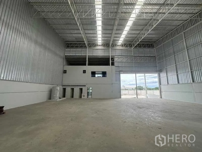 โรงงาน ให้เช่าในWang Noi, Phra Nakhon Si Ayutthaya - พื้นทำงานกว้าง เสาคอนกรีตและช่องระบายอากาศใกล้ประตูโหลด