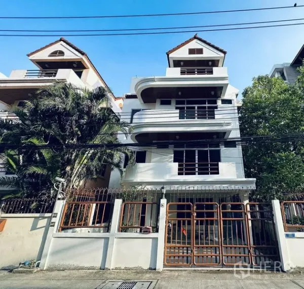 Detached House for rent in Watthana, Bangkok - Multi-storey detached house exterior with balconies and gated entrance.